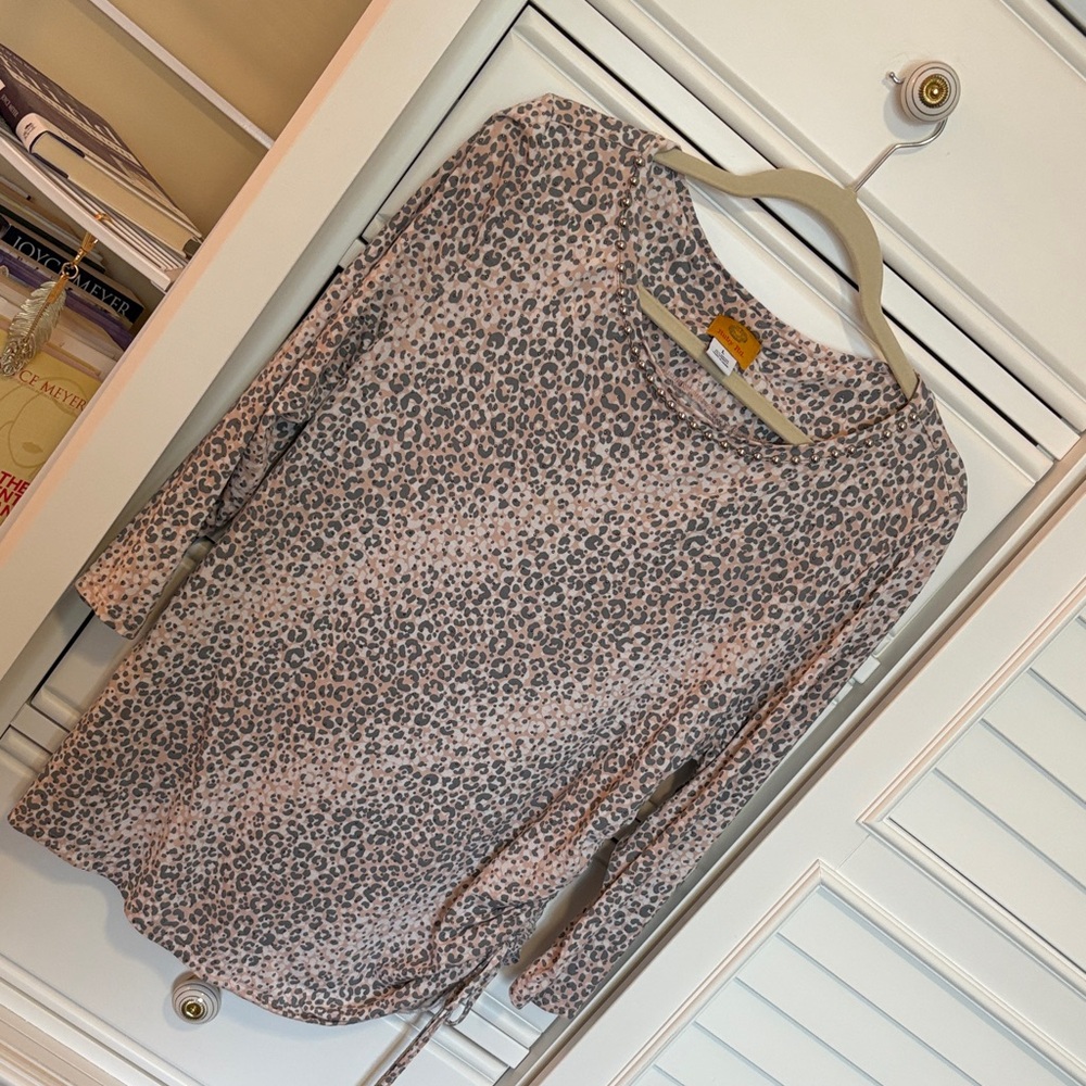 New w/o tags- Ruby Rd. Pink and Gray Leopard Print Top